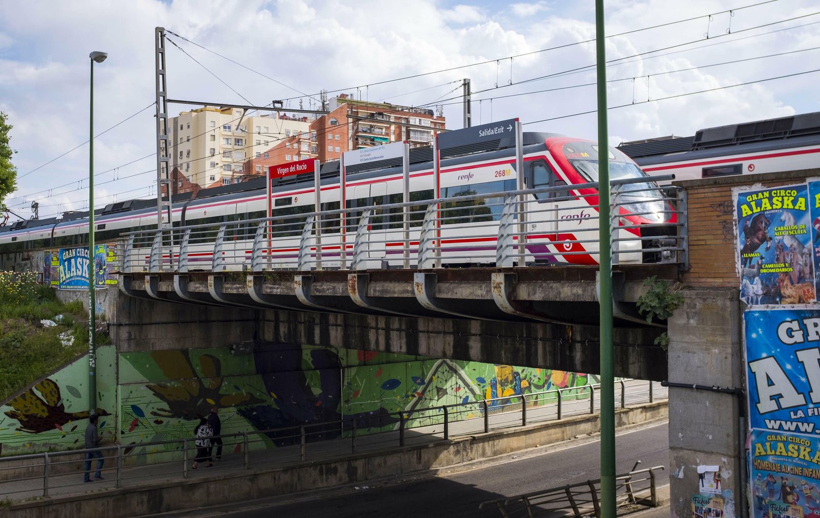 El Cercanías de Sevilla a su paso por el Hospital Virgen del Rocío.