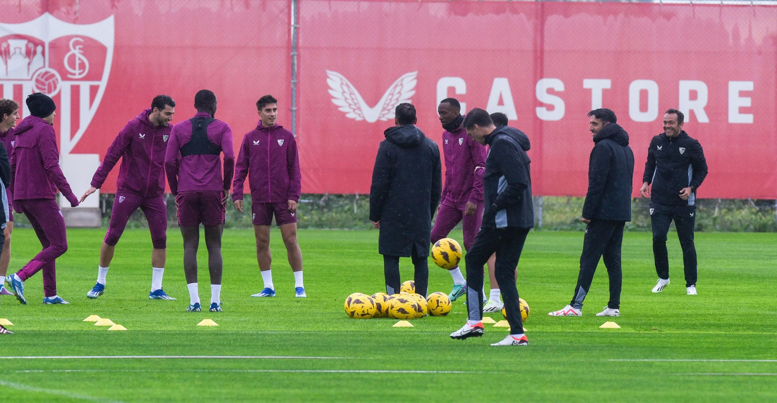 Nianzou y Gattoni, frente a frente y sonrientes, en un rondo ante Diego Alonso.