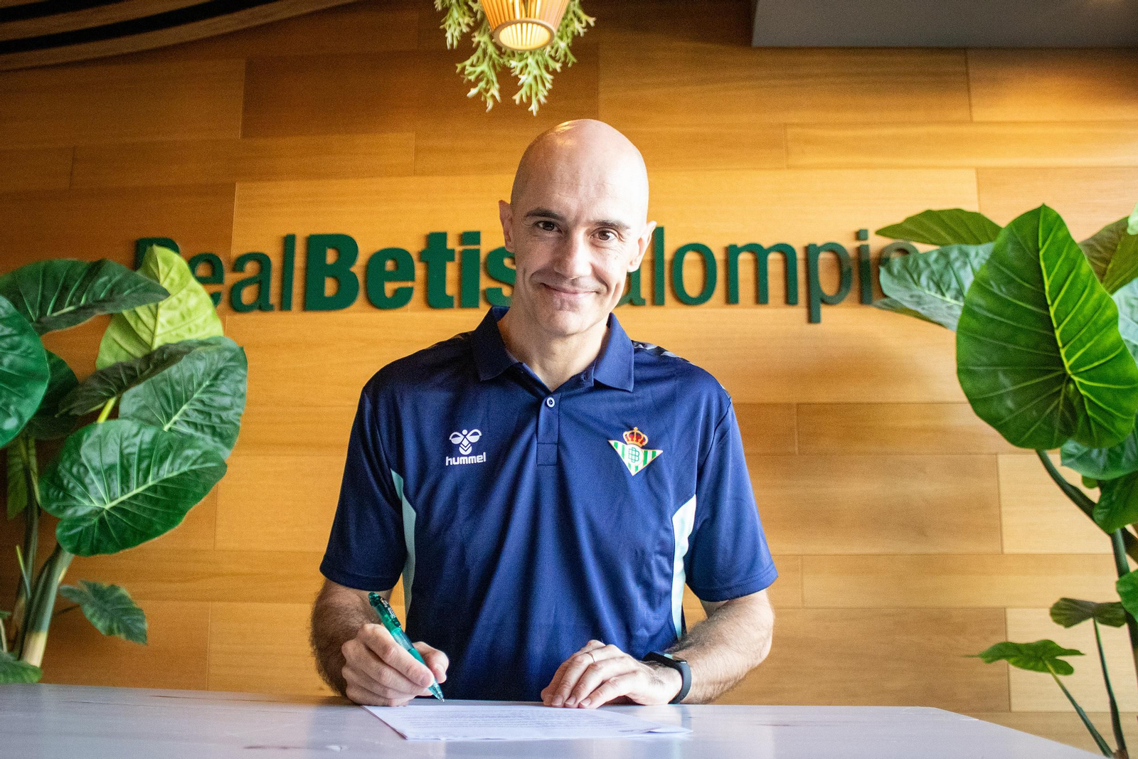Javi Carrasco firma su nuevo contrato como entrenador del Betis Baloncesto.