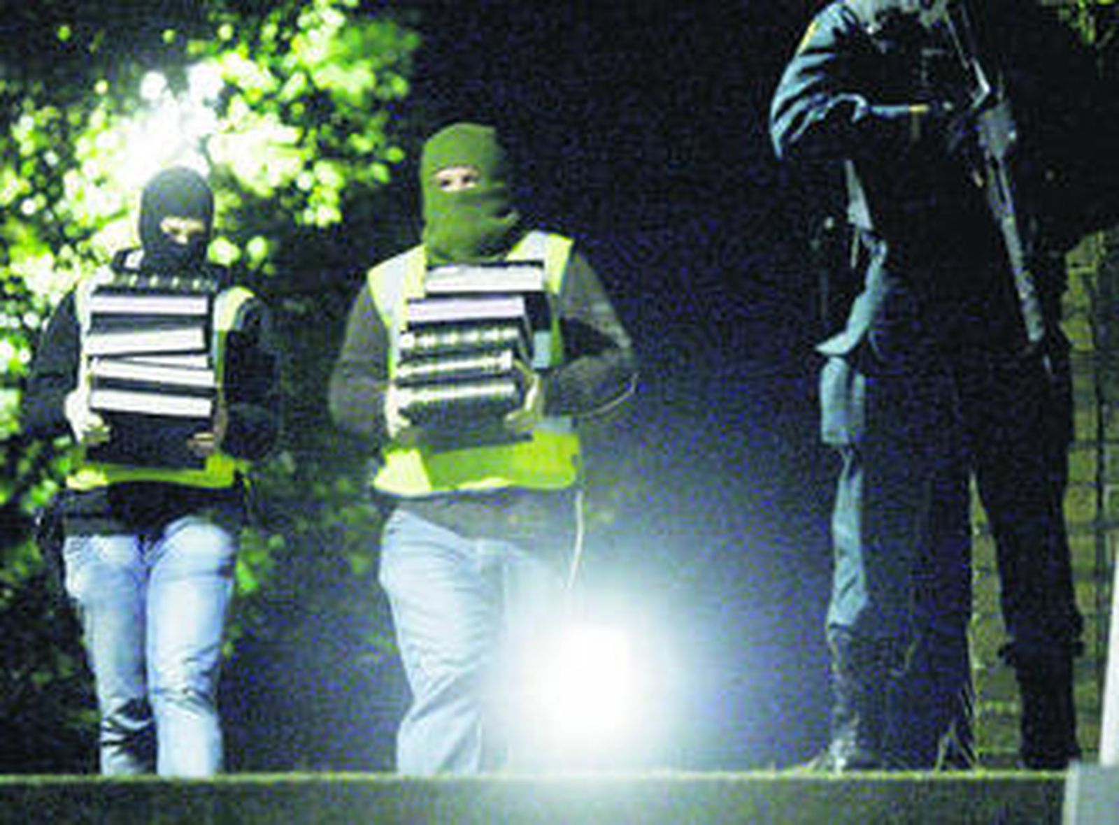 Guardias civiles, con parte del material incautado en los domicilios de los etarras en San Sebastián.