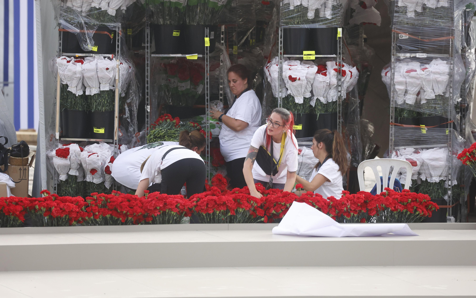 Los preparativos para el desfile de Dior en la Plaza de España