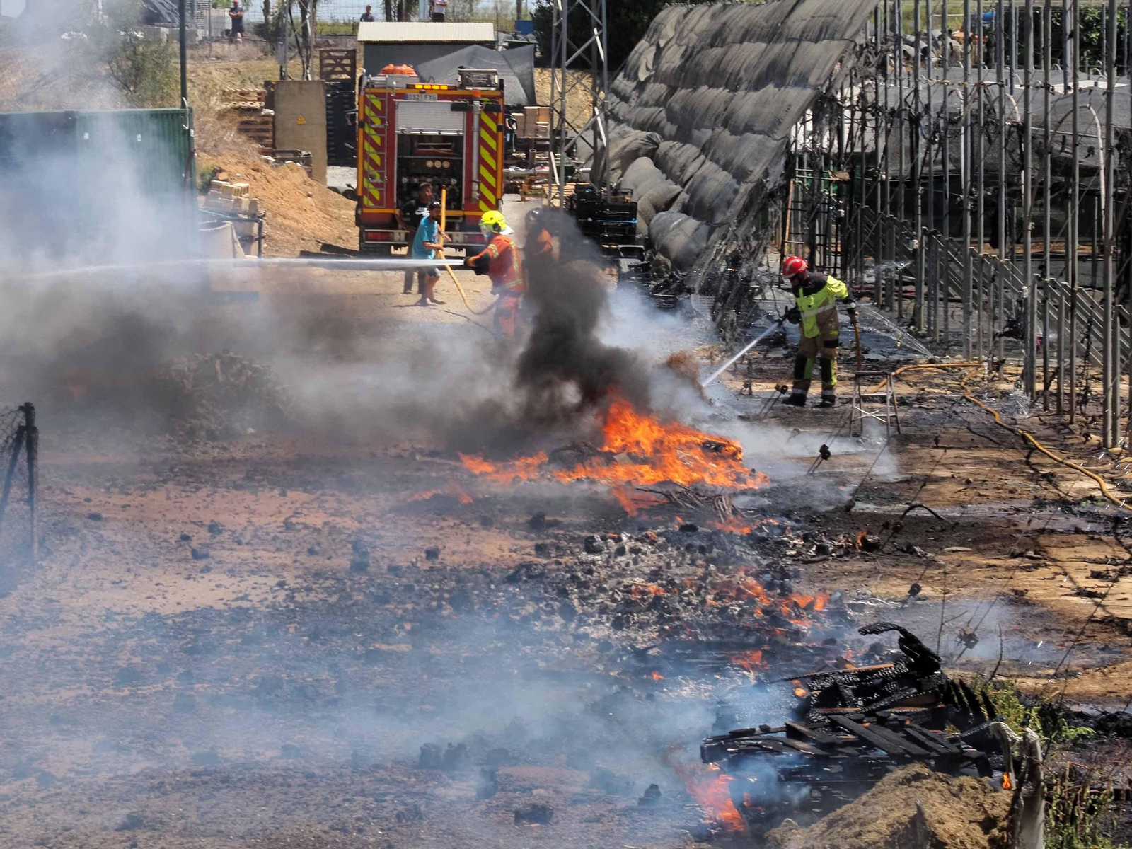 Las imágenes del aparatoso fuego que ha arrasado un vivero en Cartaya