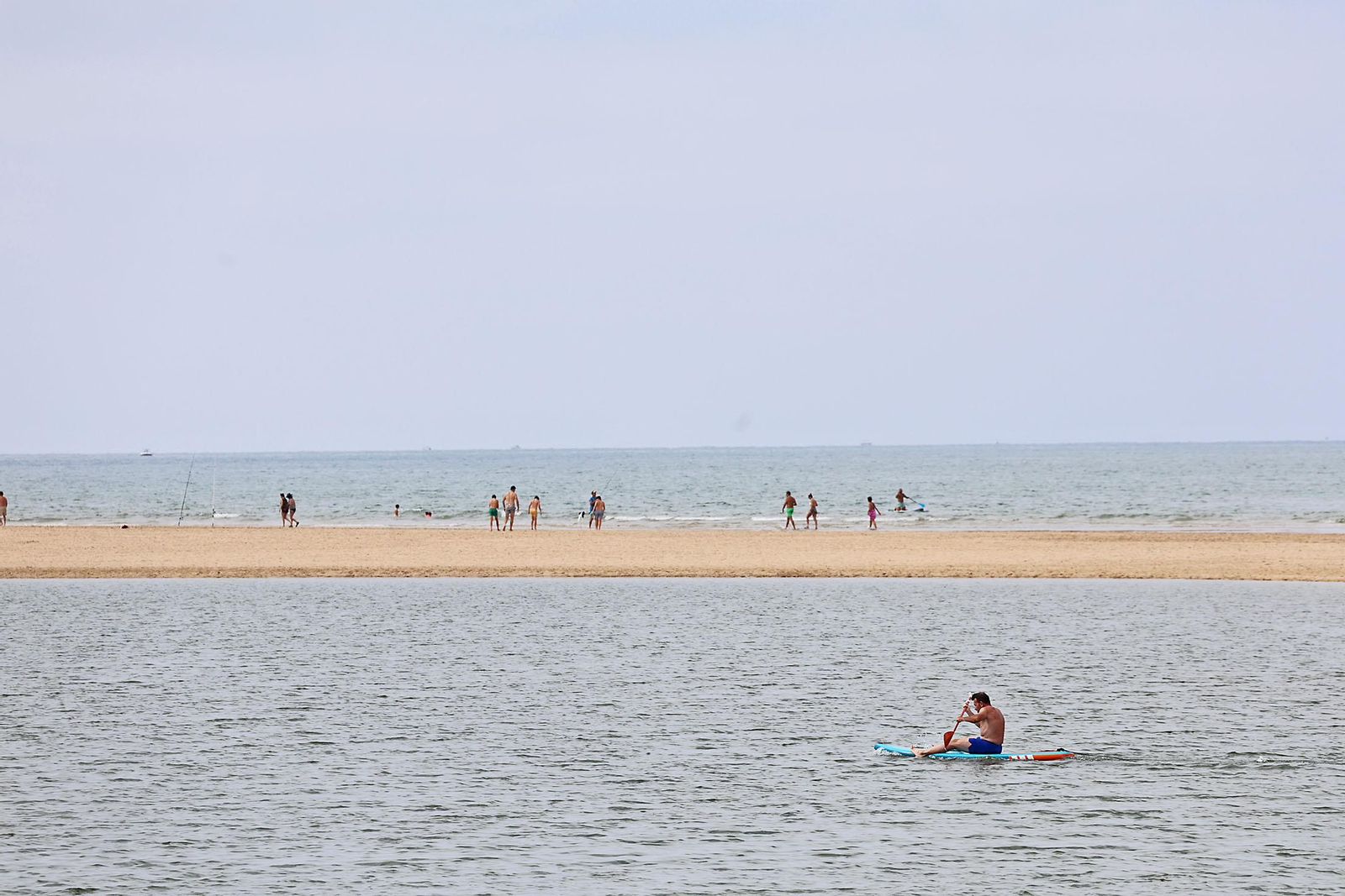 Imágenes del ambiente en las playas de Huelva en la mañana de domingo