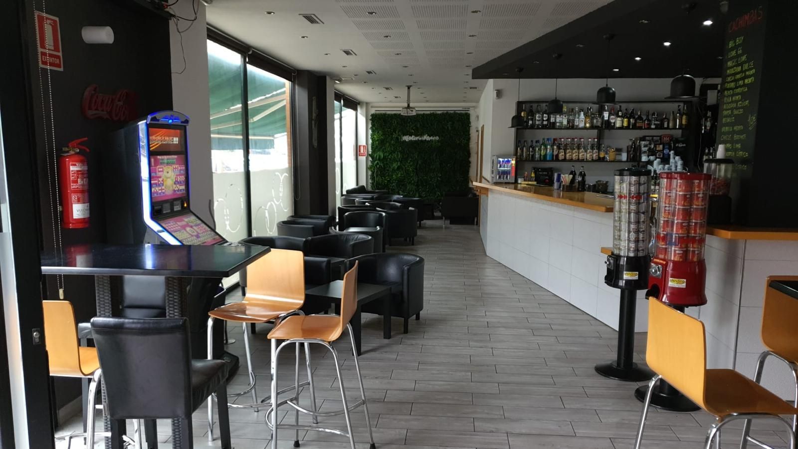 Un bar de copa totalmente vacío en las horas centrales del día.