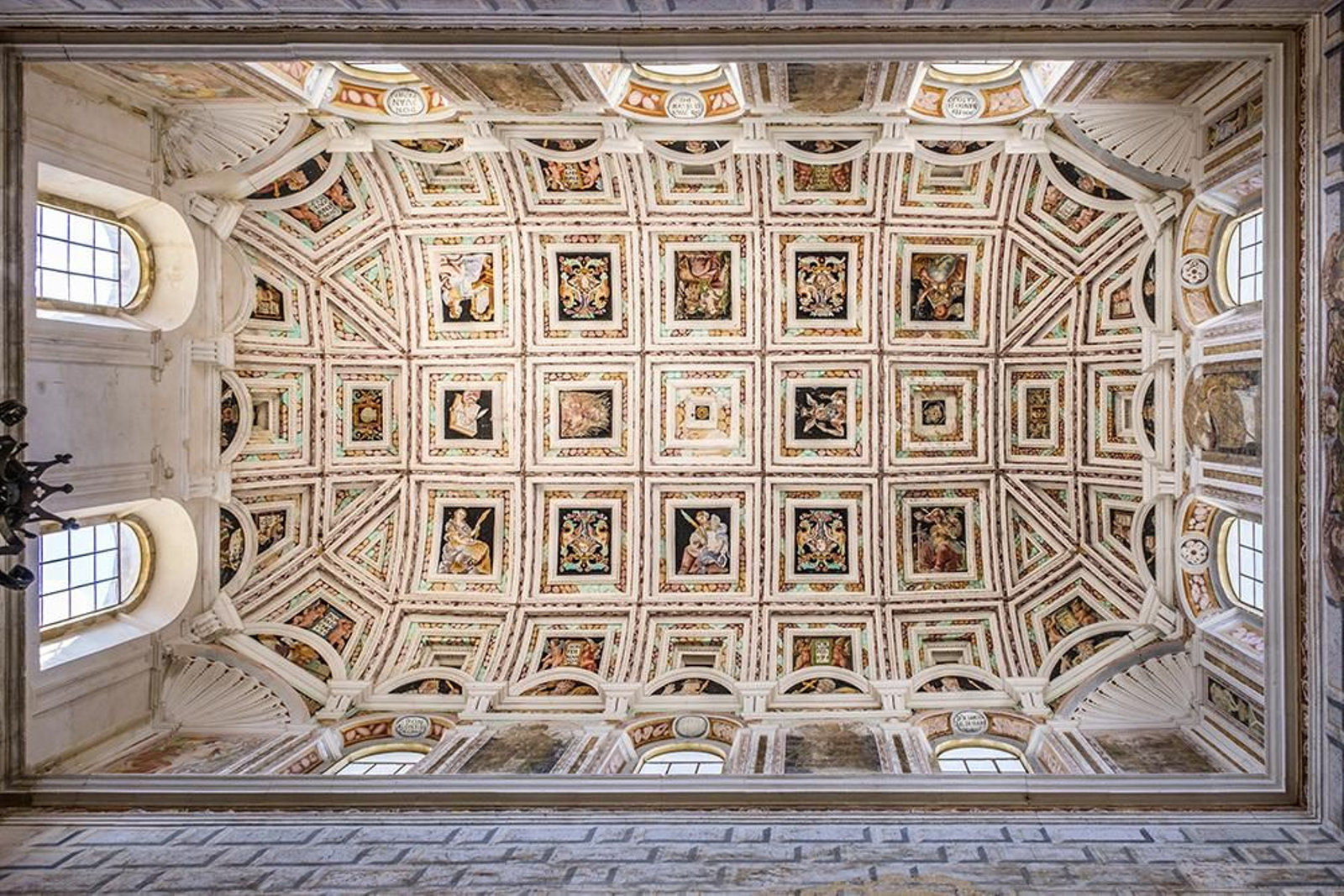 Los frescos, del último cuarto del siglo XVI, se atribuyen a los pintores Gabriel Rosales y Pedro de Raxis. El Hospital de Santiago de Úbeda: un palacio lleno de cultura