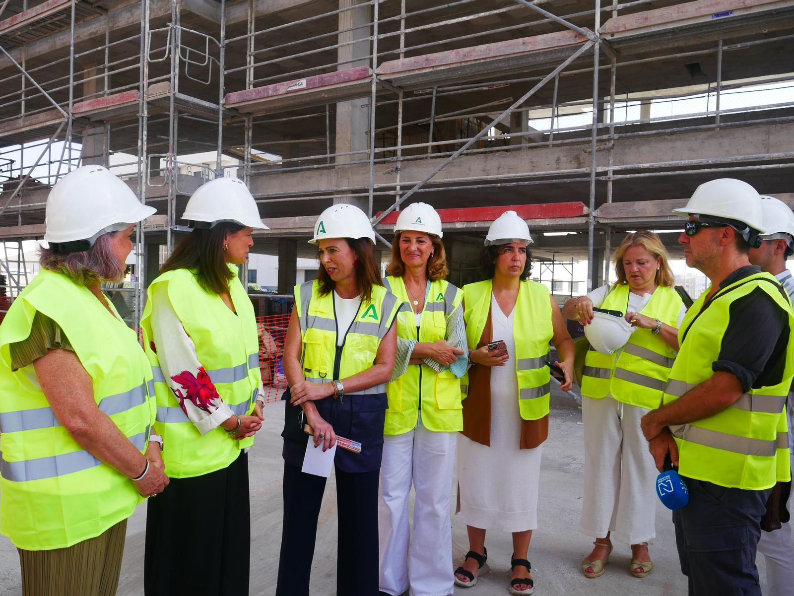 La consejera, conversando con la alcaldesa de San Fernando, Patricia Cavada, durante su visitas a la ciudad.