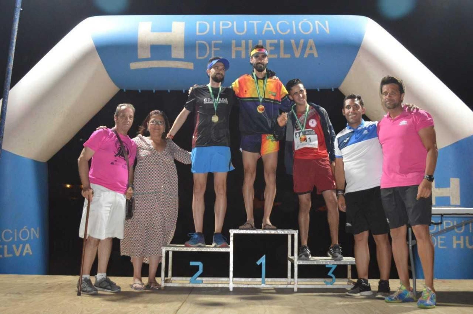 Adrián Andivia, en lo más alto del podio junto al segundo y tercer clasificado.