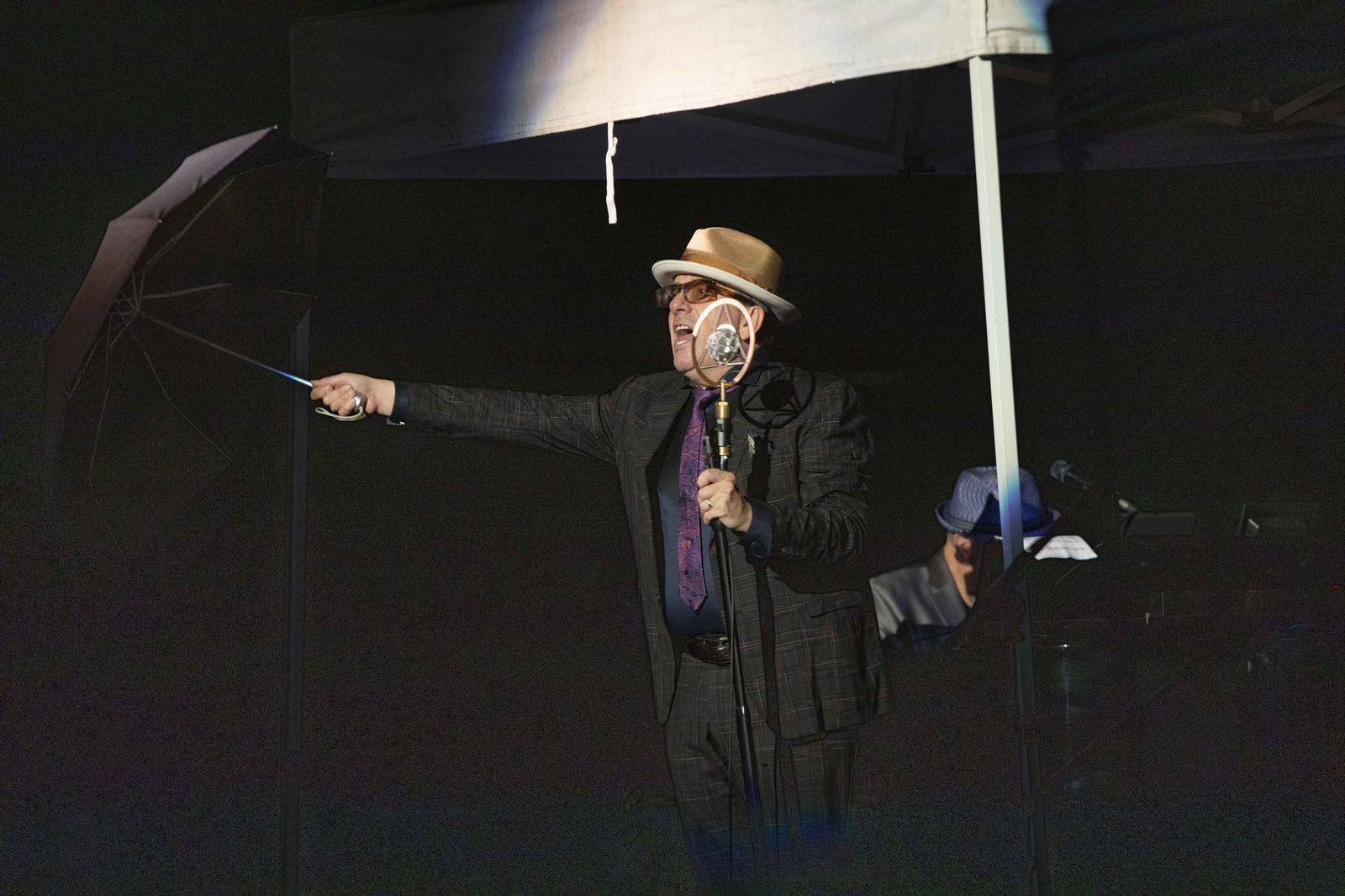 Así ha sido el concierto de Elvis Costello en Granada antes de su suspensión por la lluvia