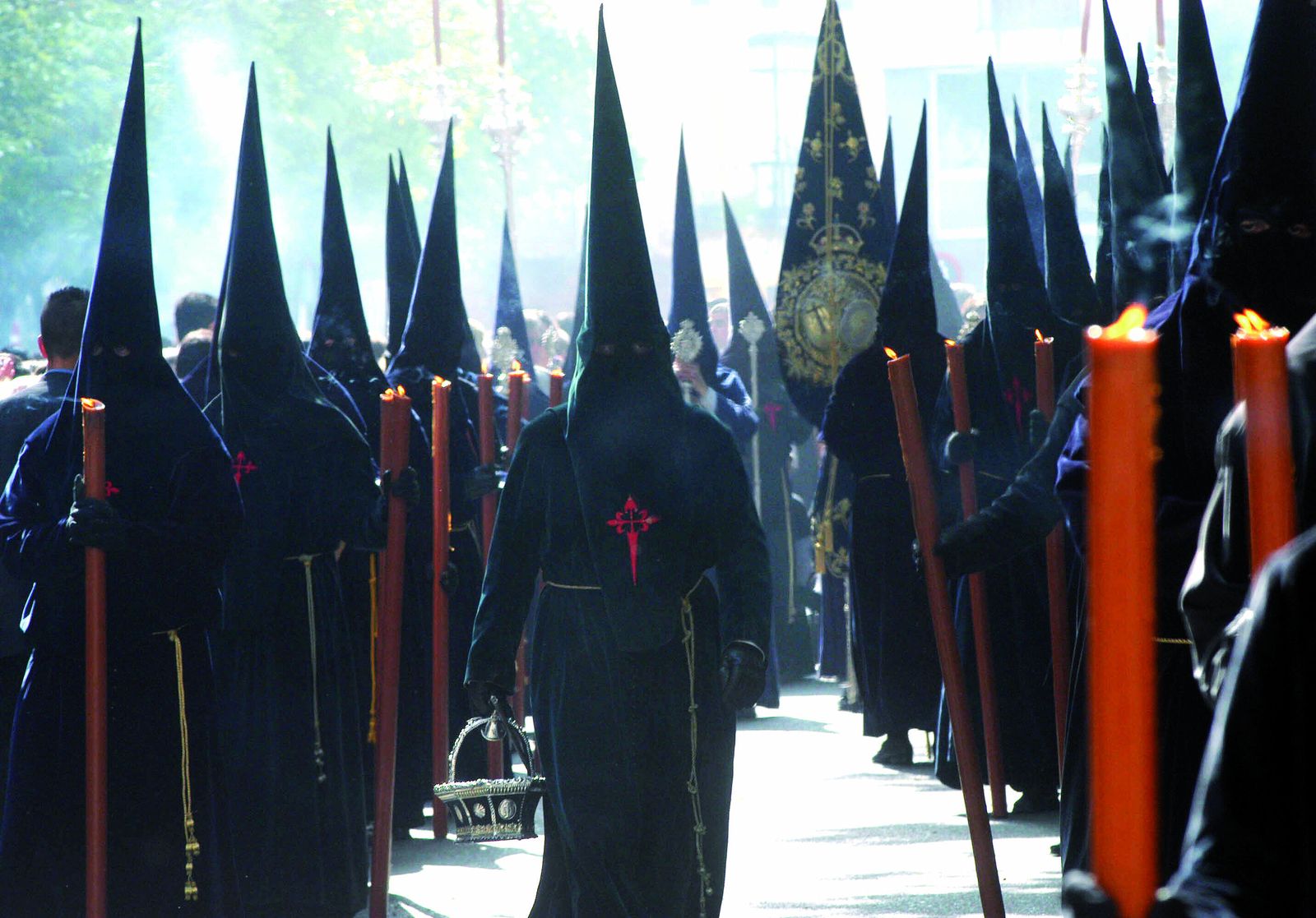 Nazarenos de la Carretería bajo el sol del Viernes Santo.