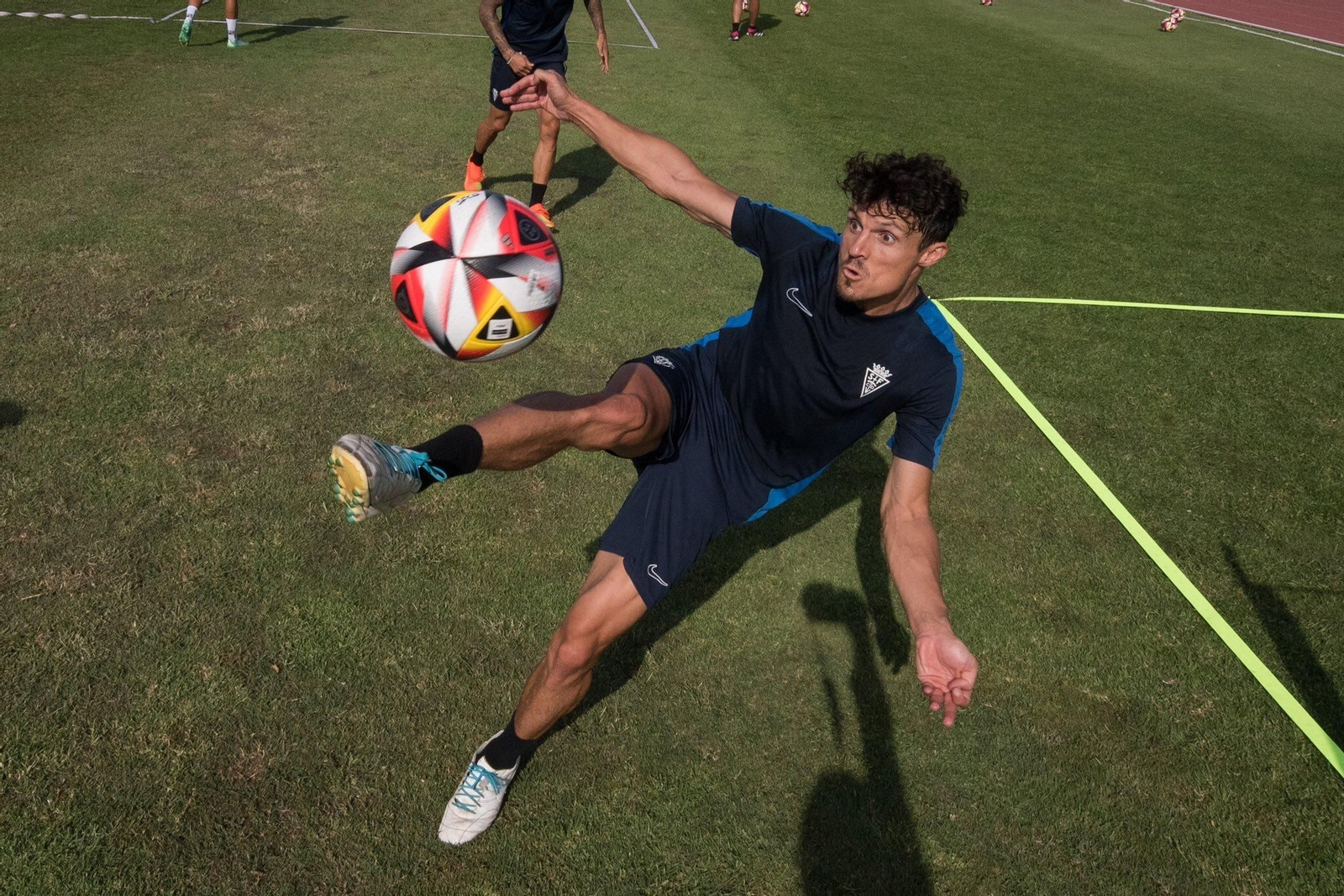 Fullana realiza una acrobacia en un entrenamiento.