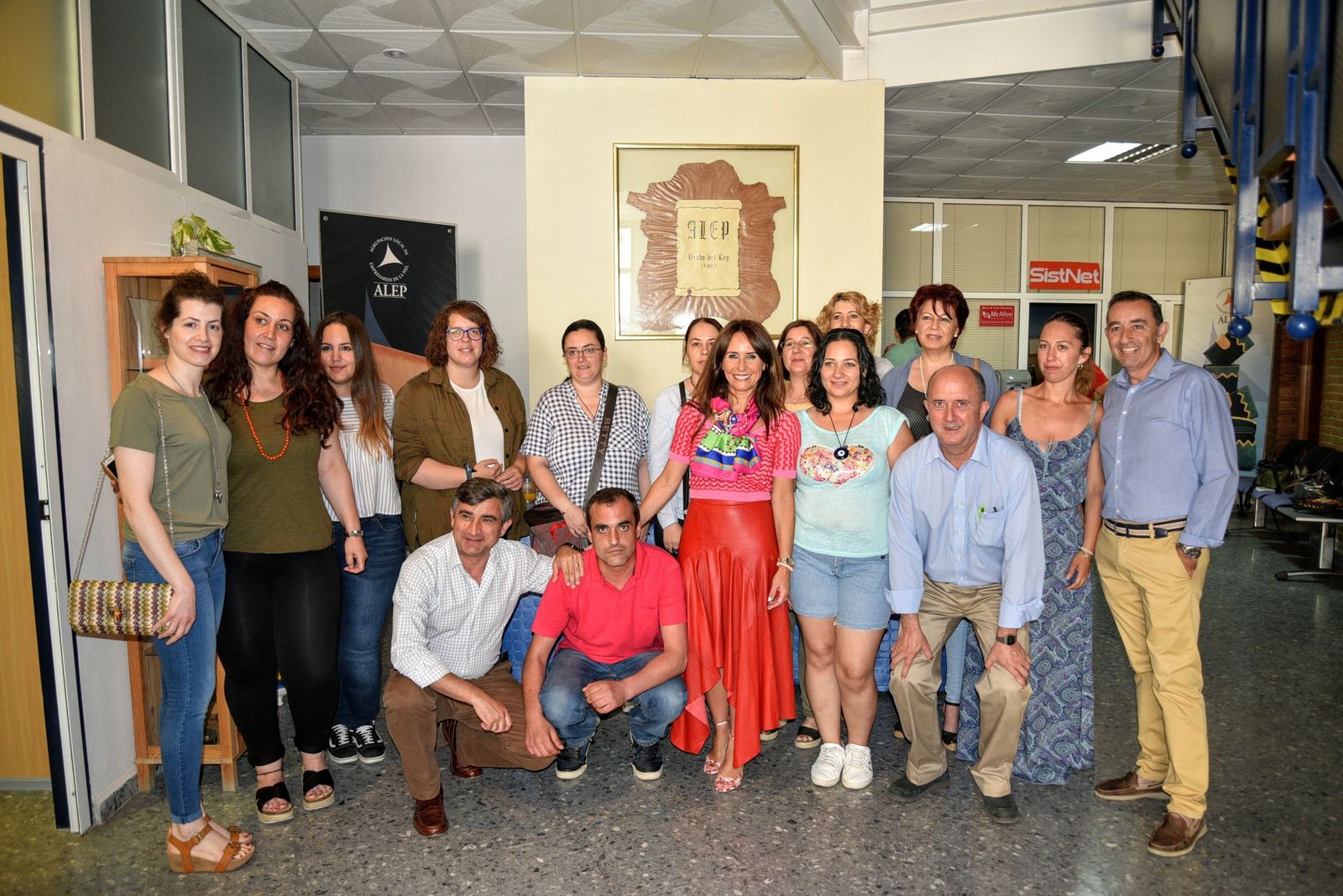 El alumnado, junto con la delegada terreitorial de Conocimiento y Empleo y el presidente de la ALEP.