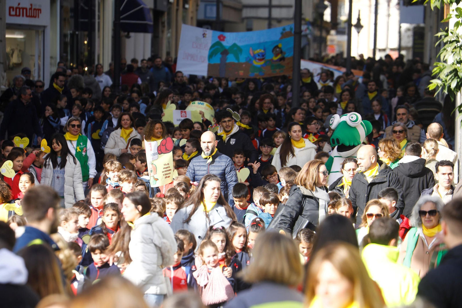 Más de un millar de niños marchan por Córdoba contra el cáncer infantil