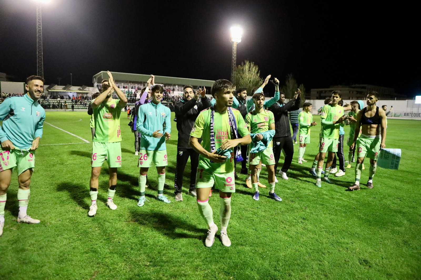 La celebración del Málaga CF en el césped de El Maulí