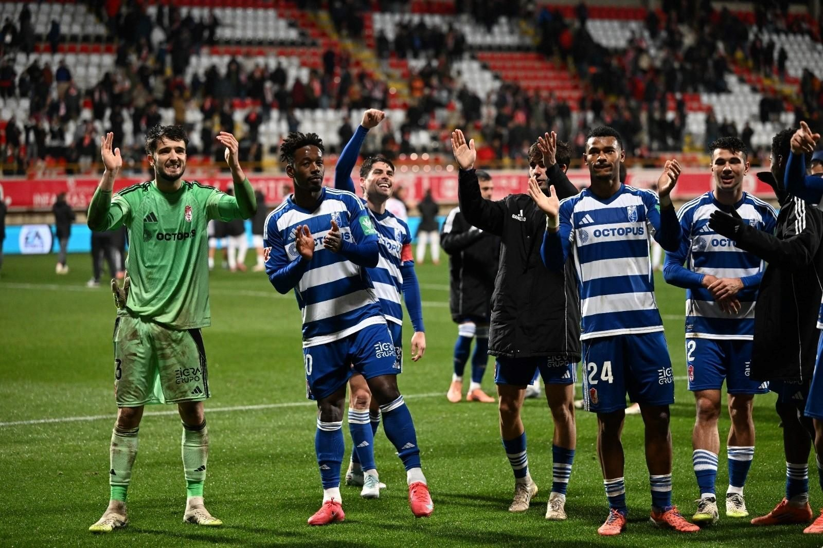 Astralaga y varios jugadores más del Granada celebran la victoria lograda en León