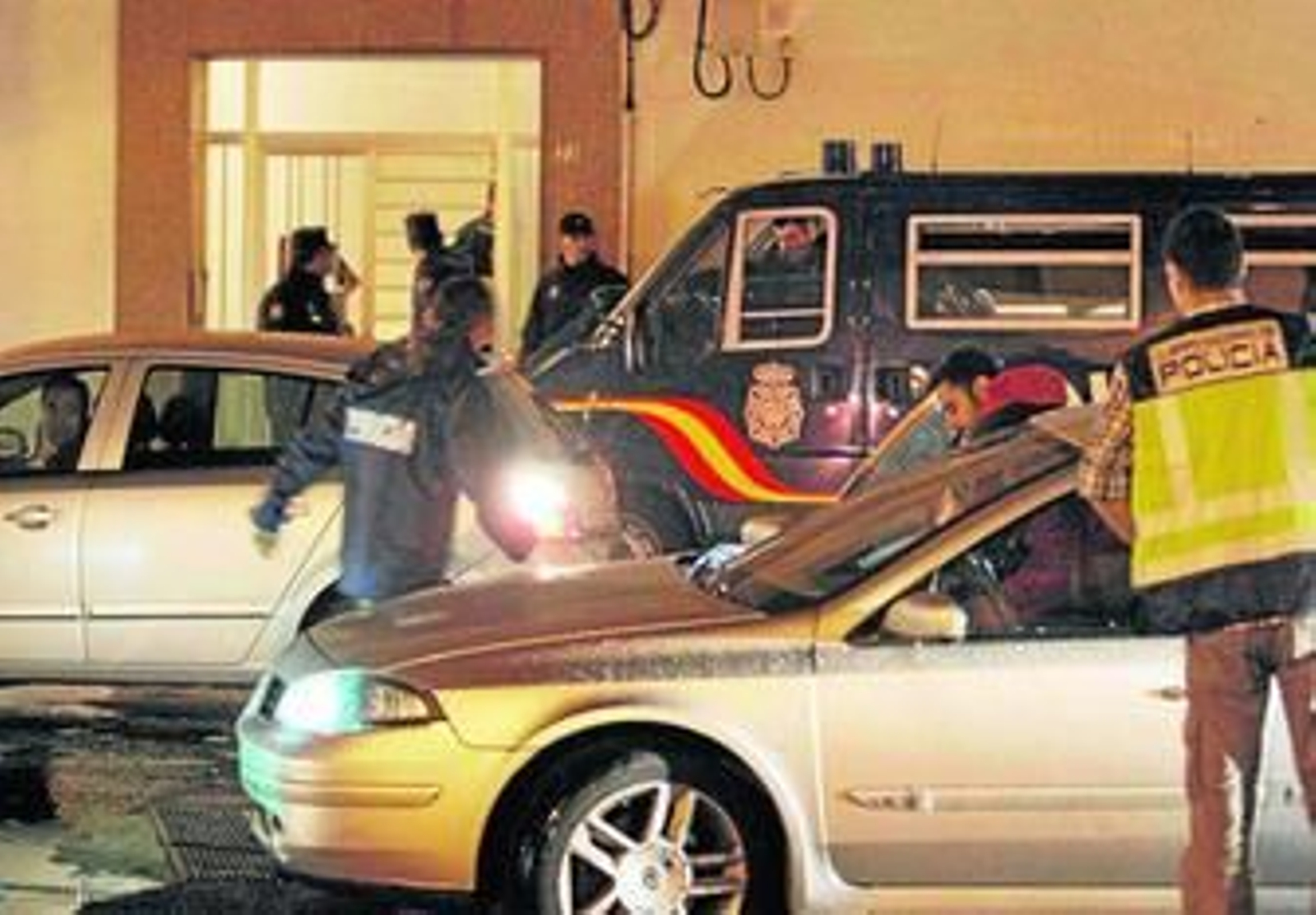 Imagen del dispositivo policial llevado a cabo en noviembre de 2011 que acabó con la detención de Dávila Ouviña en su domicilio de A Pobra.