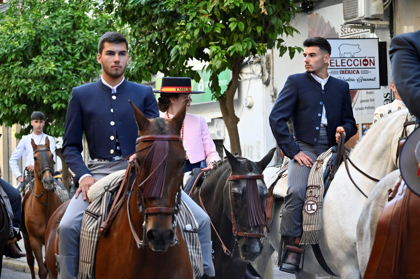 Imágenes de los peregrinos de la Hermandad de Emigrantes en su salida por las calles de Huelva