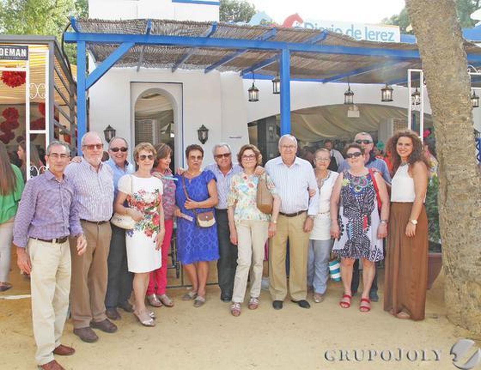 Antonio Valdera, propietario de Bricopinturas, con familiares, amigos y miembros de su equipo

Foto: Pascual · Vanesa Lobo
