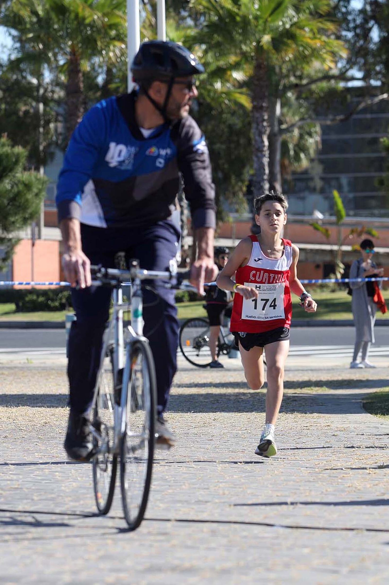 Imágenes de la carrera infantil previa a la "10K Puerta del Descubrimiento"