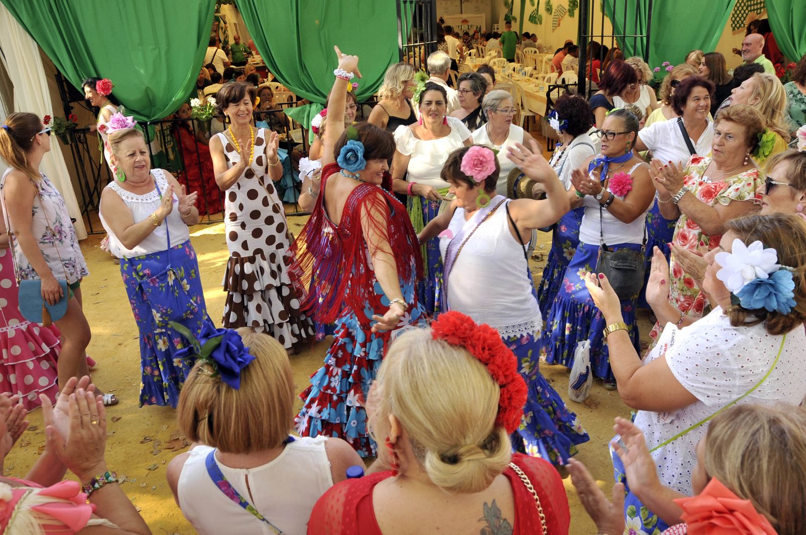Un grupo de mujeres pasándoselo en grande ayer en el recinto de la Feria de San Miguel, en Arcos.