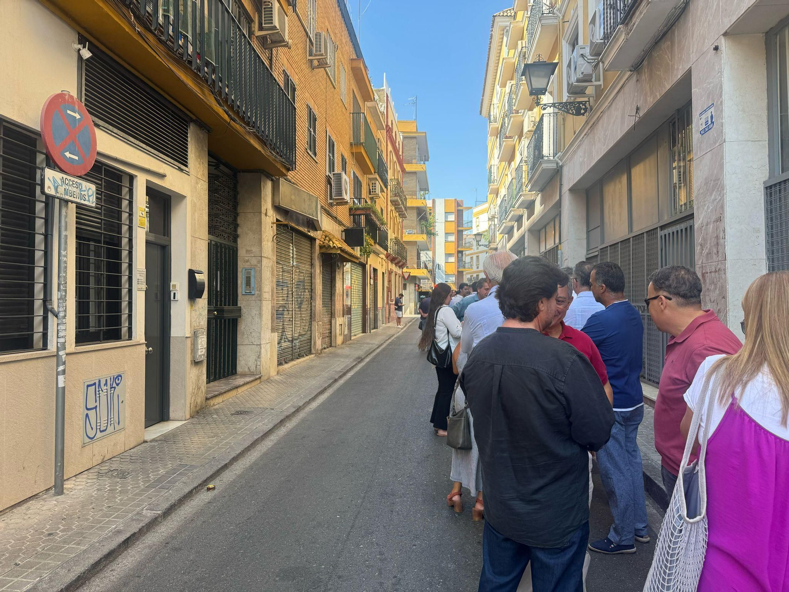 La cola de hermanos para acudir al cabildo llega ya a la calle Muro, una hora antes de que abra la basílica.