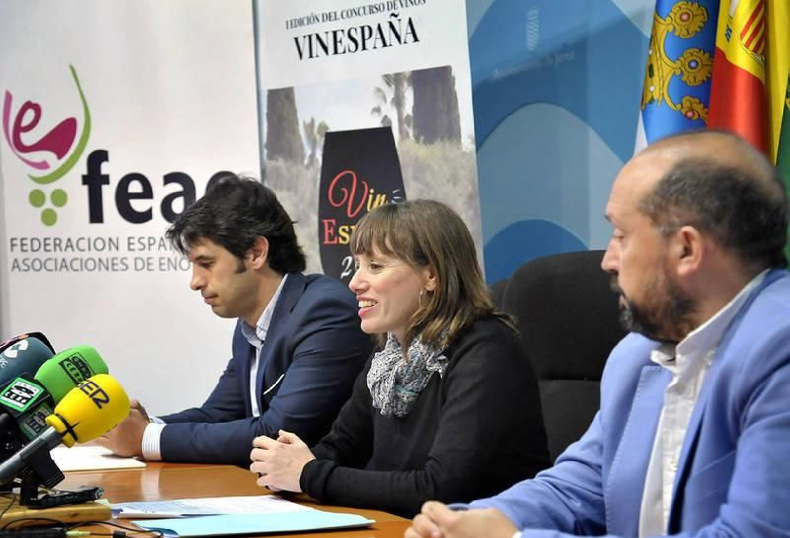 Los presidentes de los enólogos españoles y andaluces, ayer junto a Laura Álvarez en la presentación del concurso.