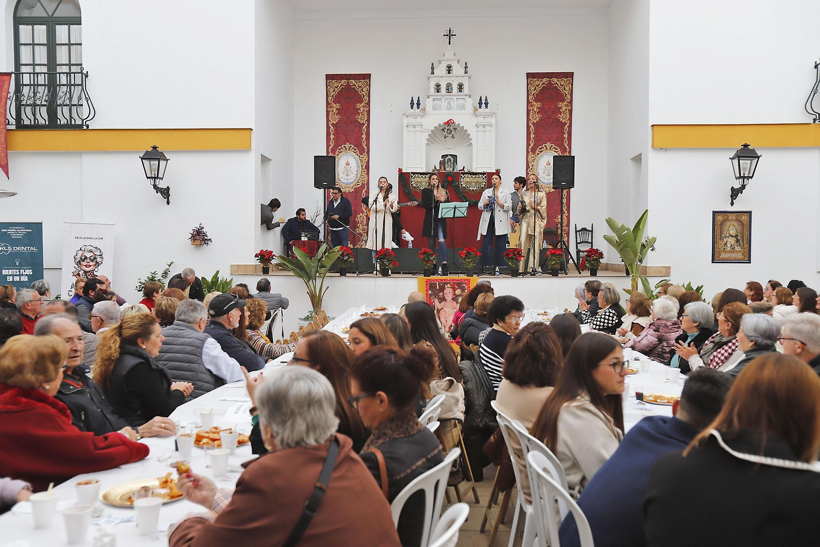 Imágenes de la zambomba en la Hermandad de Emigrantes