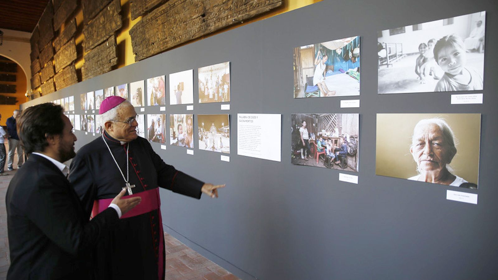 El fotógrafo Álvaro Tejero y el obispo de Córdoba, Demetrio Fernández.