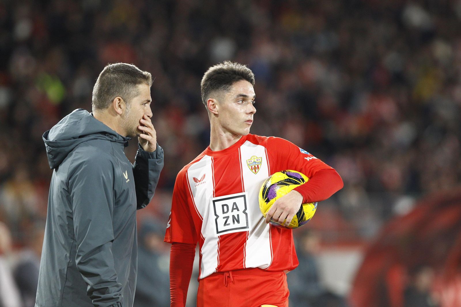 La U.D. Almería empata a uno contra el Cádiz y es campeón de invierno, en imágenes