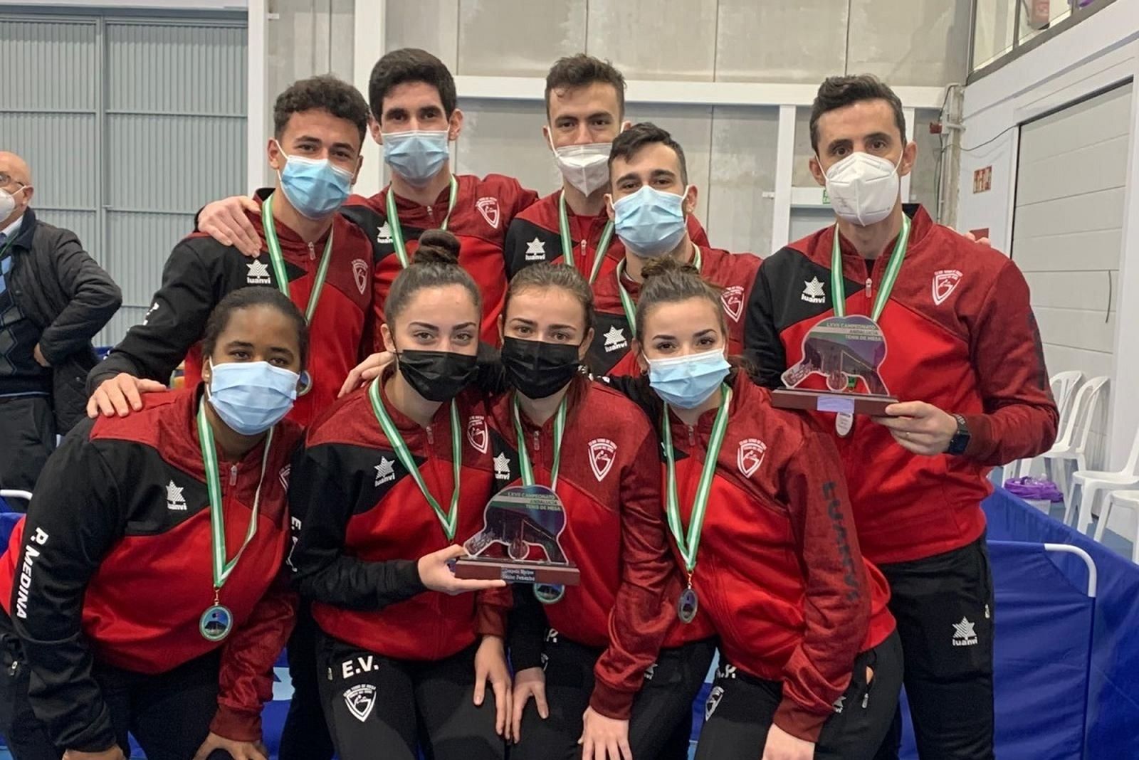 Todos los medallistas CTM Vegas Genil posan con sus medallas.