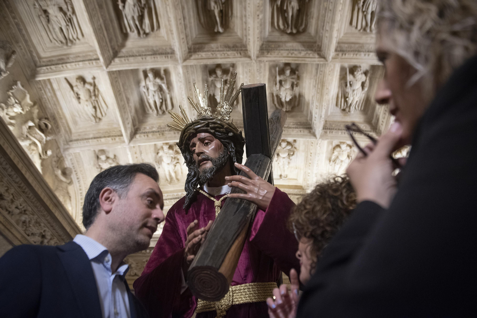 El ministro Iceta y el alcalde inauguran las exposiciones en el ayuntamiento para Semana Santa