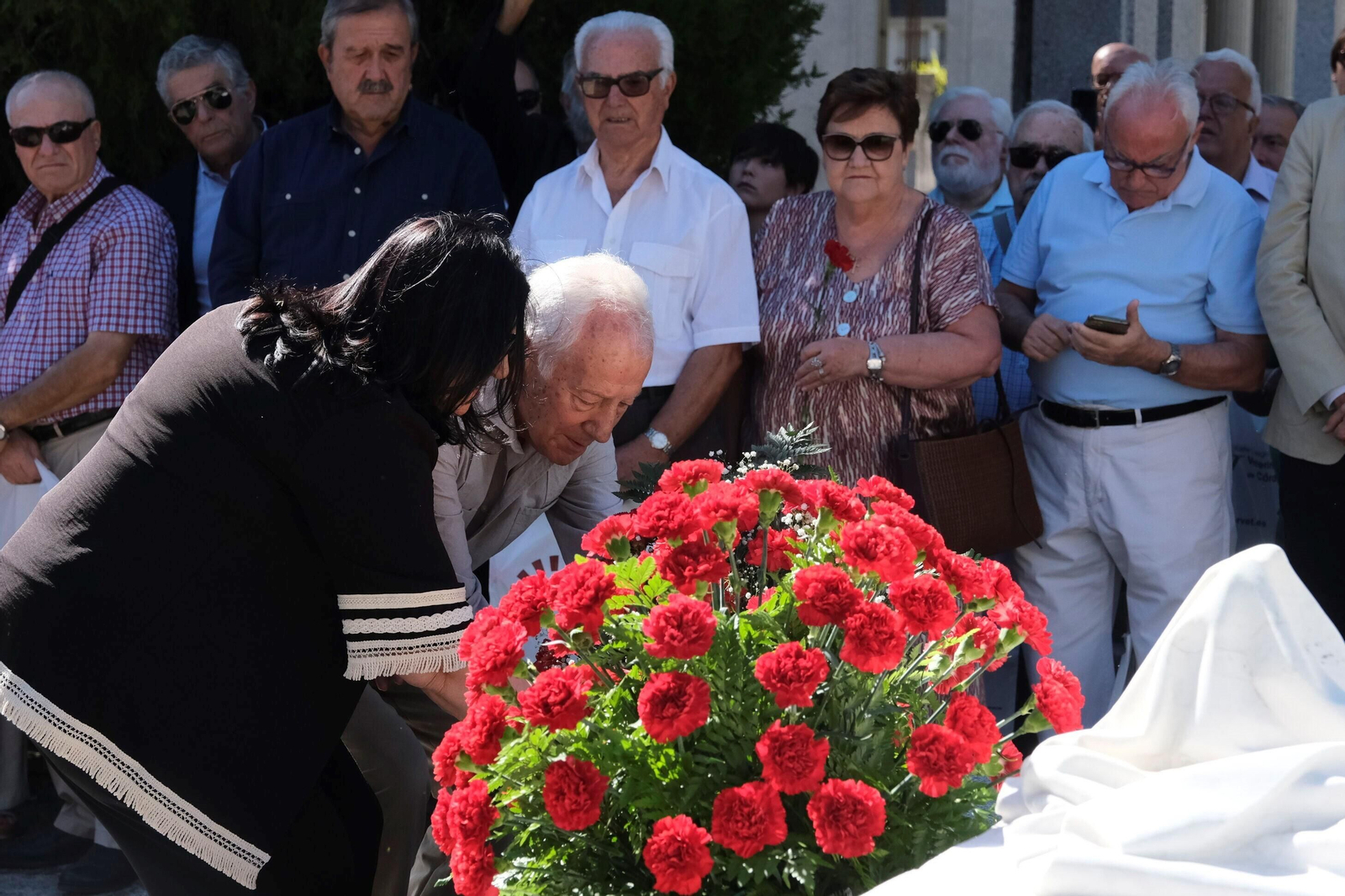 Las fotografías de la ofrenda floral a Manolete en Córdoba: entre claveles rojos y hazañas