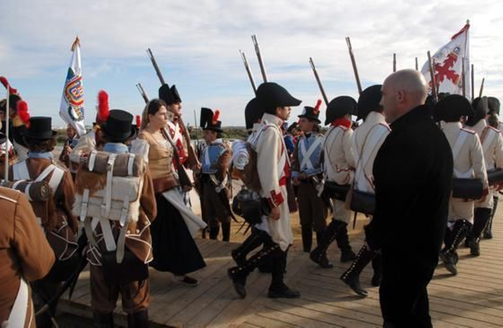 Unas 500 personas participan en la recreación de la batalla del Portazgo, en el entorno del puente Zuazo, con motivo del Bicentenario. 

Foto: Rioja