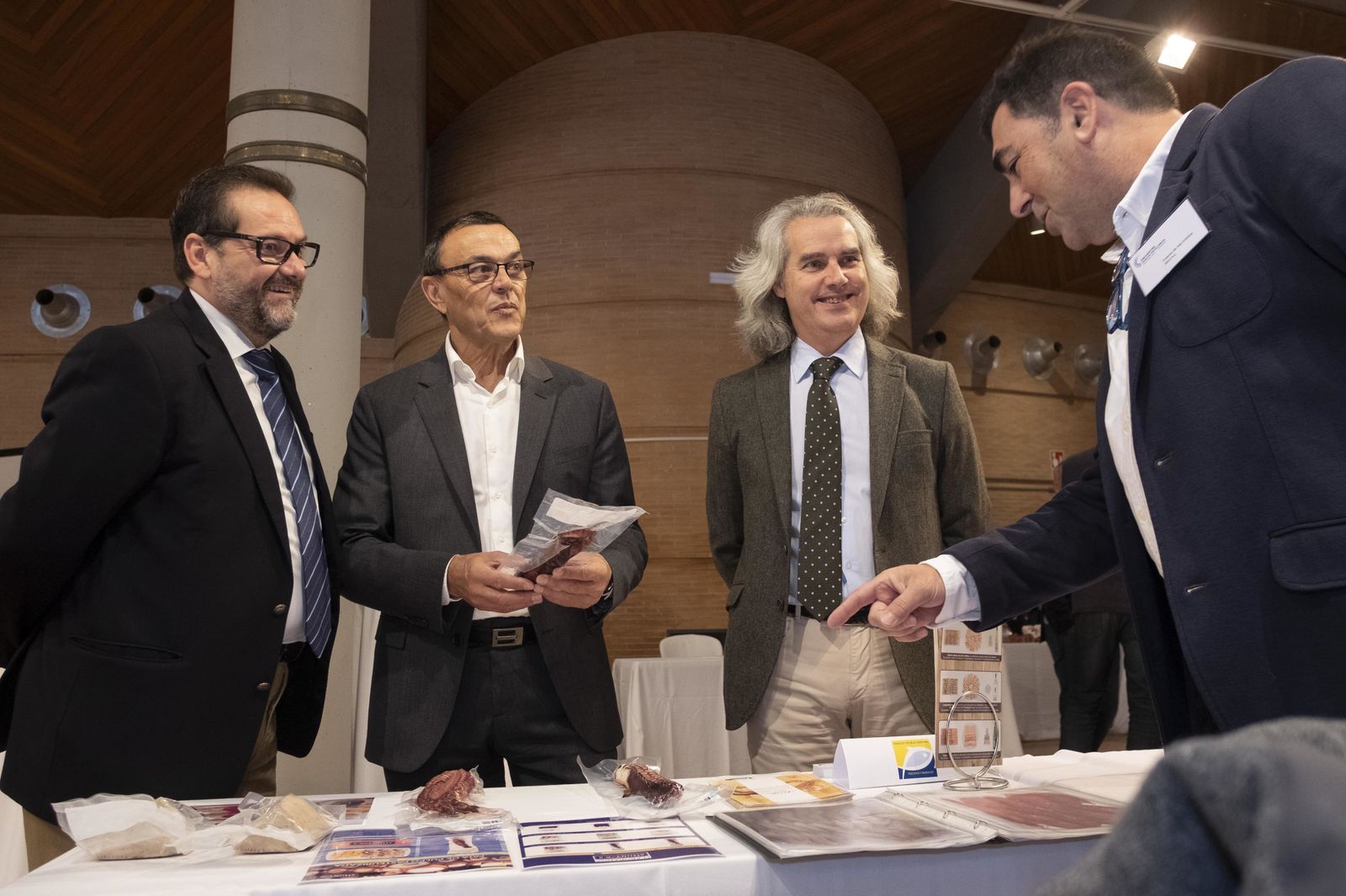 Rafael Barba, Ignacio Caraballo y Daniel Navarro visitan uno de los puestos gastronómicos en el encuentro Huelva Excelencia.