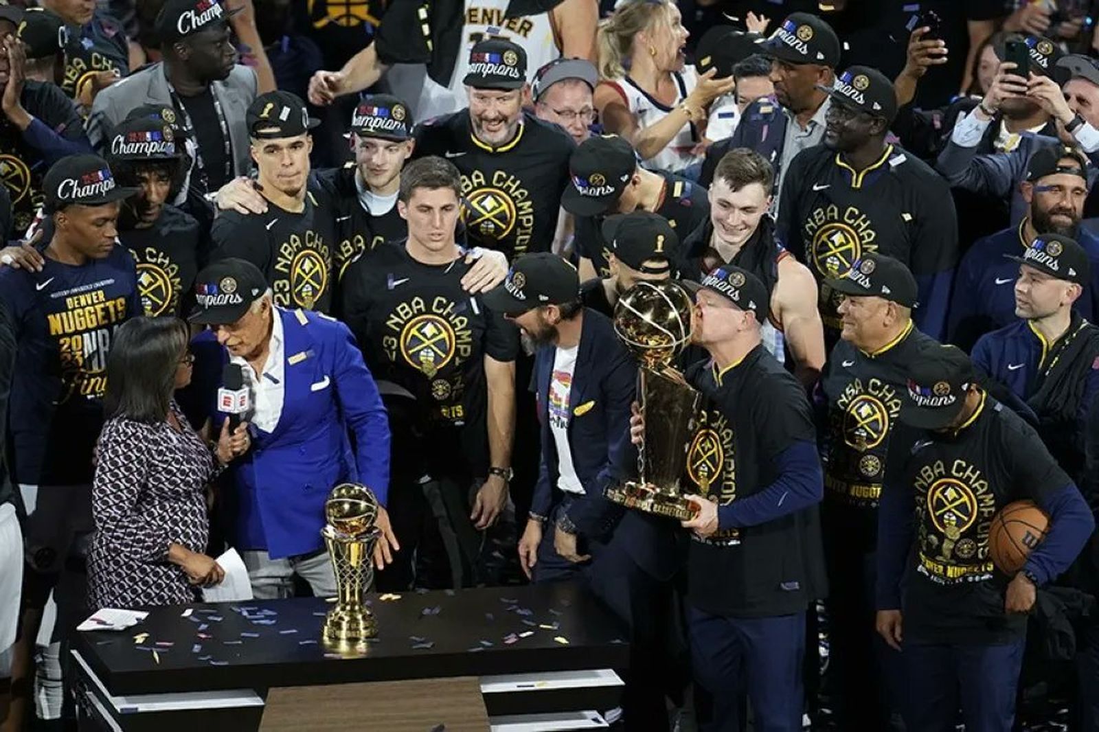 Boni Ndong, sonriente, en segundo plano.