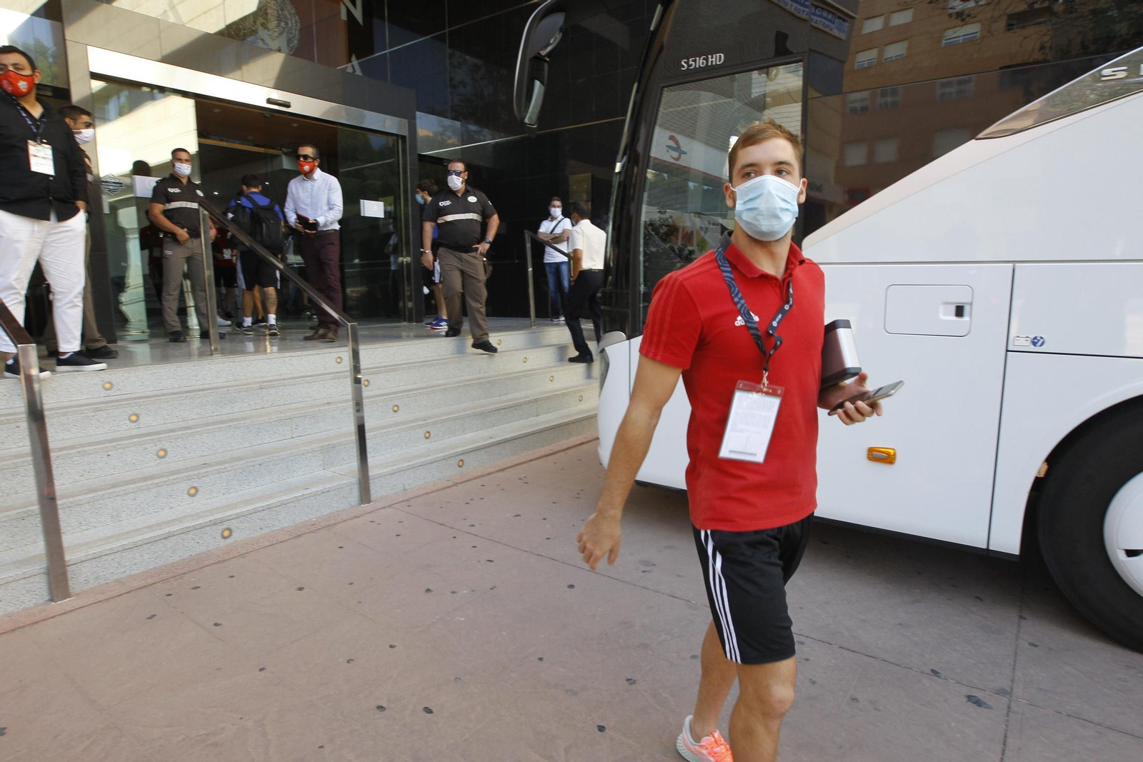 Fotogalería de la afición del Almería antes del partido ante el Girona
