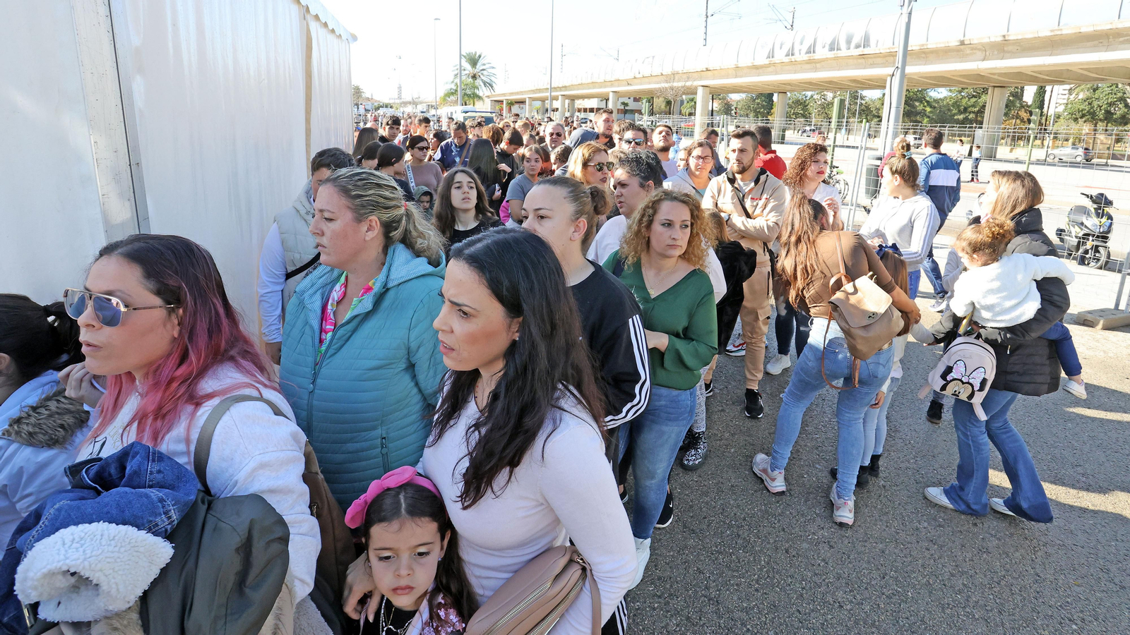 El parque de atracciones de Navidad junto a la Feria volvió a llenarse este sábado El parque de atracciones de Navidad junto a la Feria volvió a llenarse este sábado