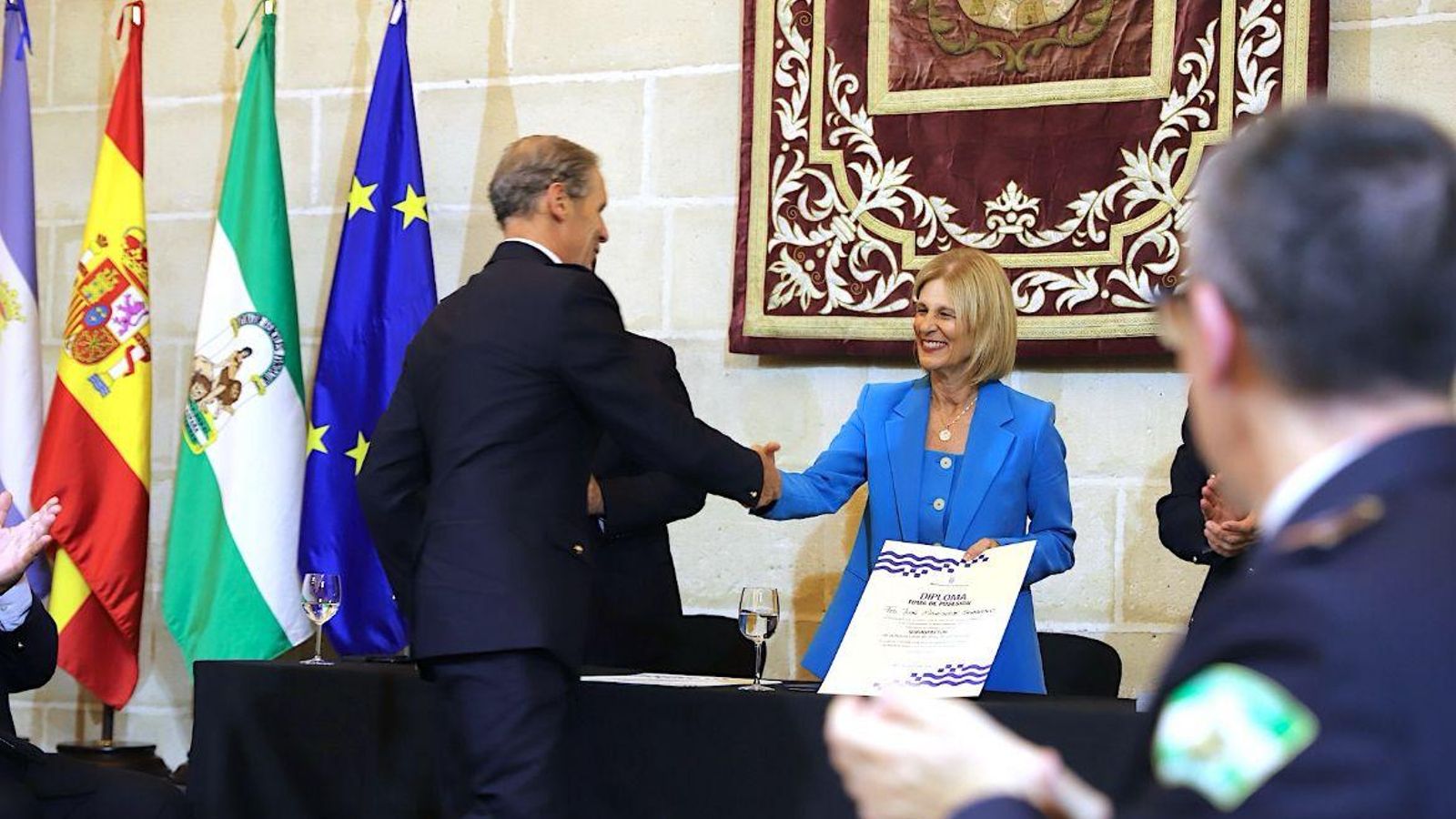 La alcaldesa, entregando los diplomas que acreditan su distinción con el nuevo cargo a cada uno de los mandos.
