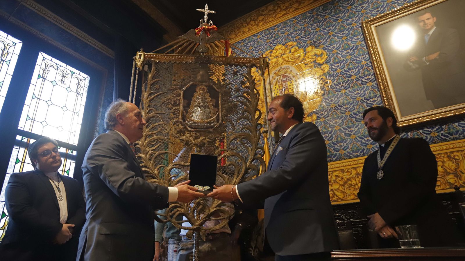 Landaluce entrega la Medalla a Vega ante el simpecado.