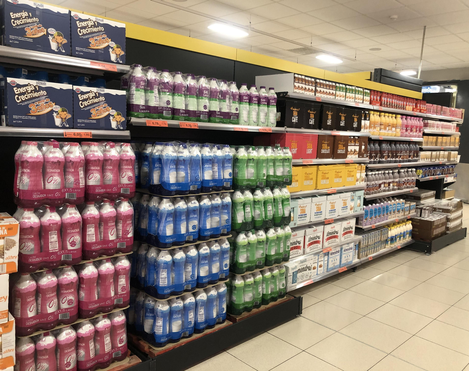Lineal con las diferentes variedades de leche en botella de 1,5 litros.