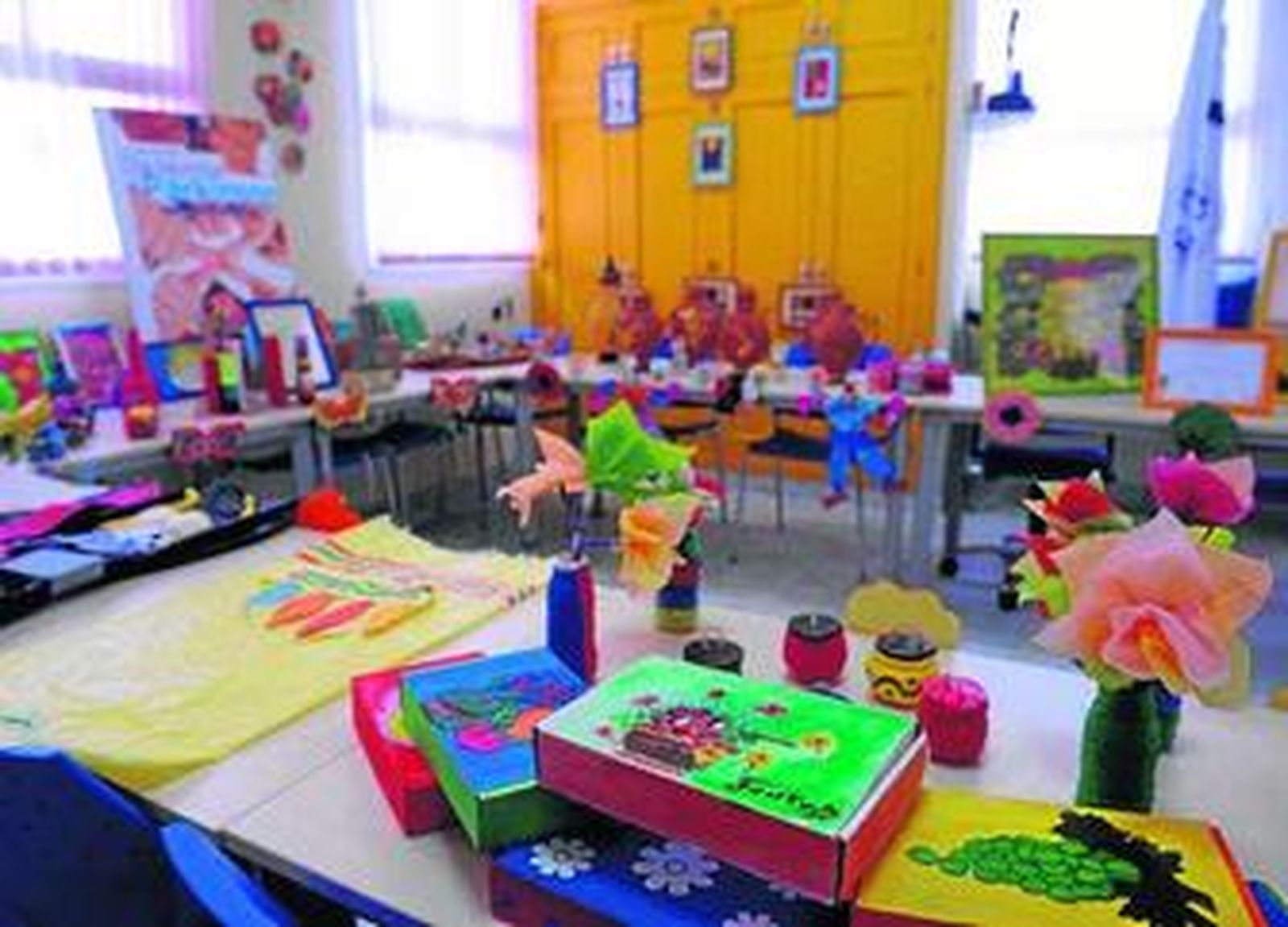 Exposición de manualidades del taller ocupacional de Parkinson.