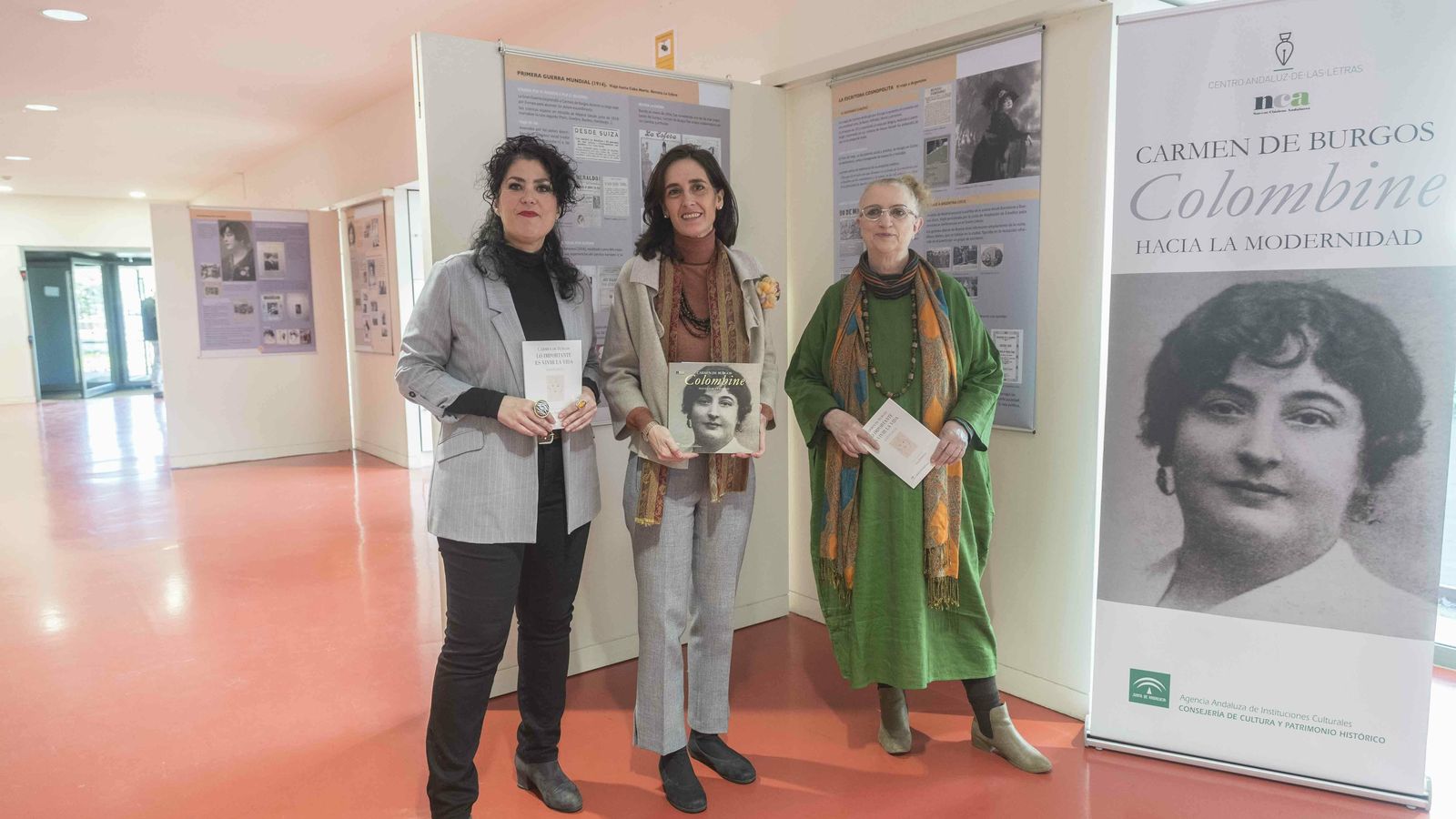 Eva Díaz Pérez, directora del CAL, la delegada territorial Susana Cayuelas y la poeta Ana Rossetti en la muestra.