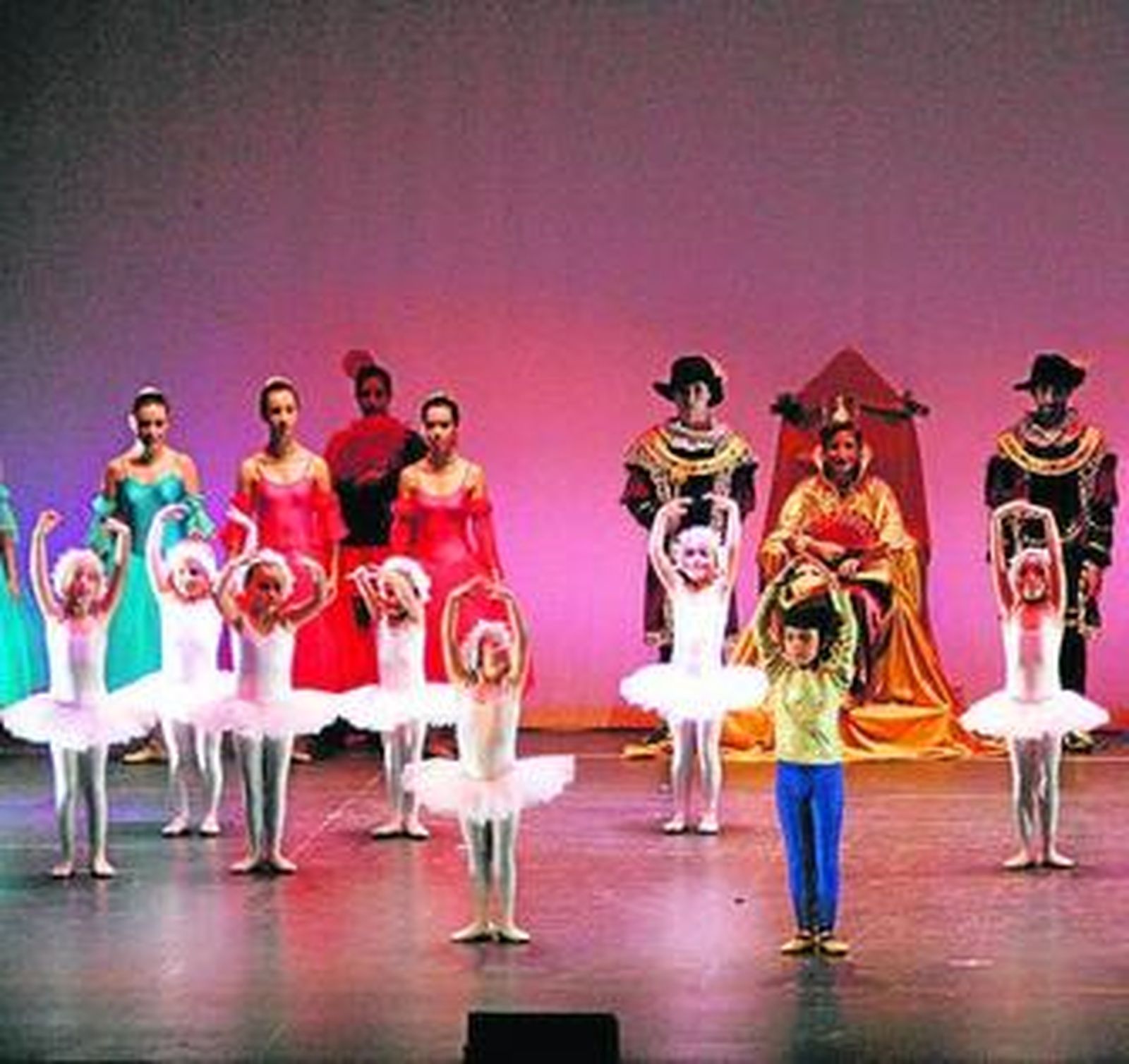 Un grupo de alumnas realizando uno de los bailes.