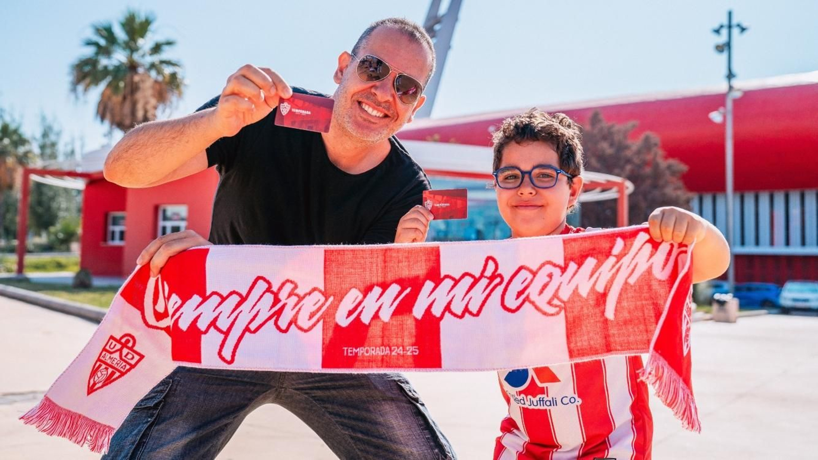 La pasión por el equipo se transmite de padres a hijos. La pasión por el equipo se transmite de padres a hijos.