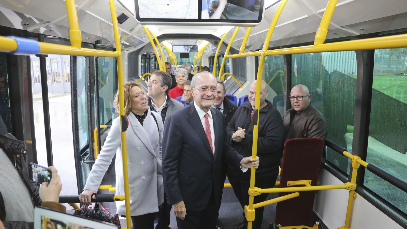 El alcalde de Málaga, en el interior de uno de los autobuses de la EMT.