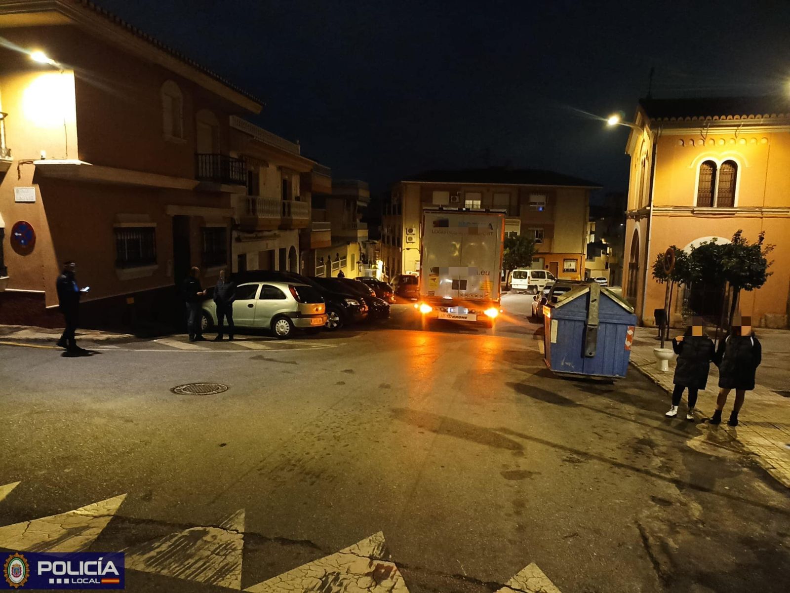 Un conductor sigue las instrucciones del GPS y se queda atascado con su camión en una estrecha calle de Motril