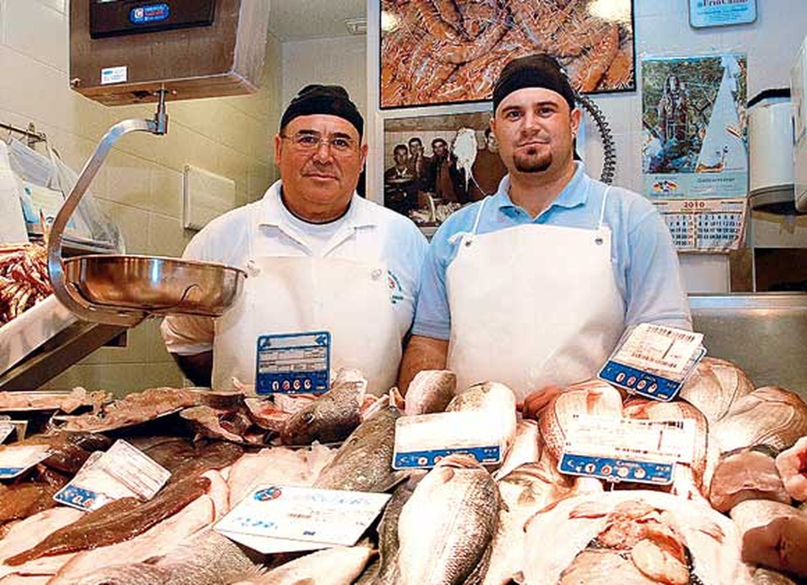 Pescadería Félix e hijos
Propietario: Félix Alba Montiel · Su hijo, Juan Manuel Alba, representa ya la cuarta generación familiar en el mercado
Puesto P-14
Género:Marisco y pescado fresco de la Bahía de Cádiz
El puesto que regenta Félix Alba desde hace nada menos que 18 años perteneció en un principio a su abuelo, luego pasó a manos de su padre y  ahora es él quien lo saca adelante con la ayuda de  su hijo Juan Manuel, que a buen seguro en el futuro, heredará el negocio.
Venden en la plaza marisco fresco y pescado de la Bahía como merluza, corvina, lenguado, acedías, etc. Todos sus productos provienen de la lonja de El Puerto de Santa María.



Foto: Paco Periñán
