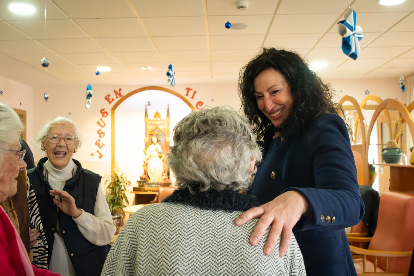 La alcaldesa felicita la Navidad al personal del Centro de Acogida y a los turnos de guardia de Bomberos y Policía Loca