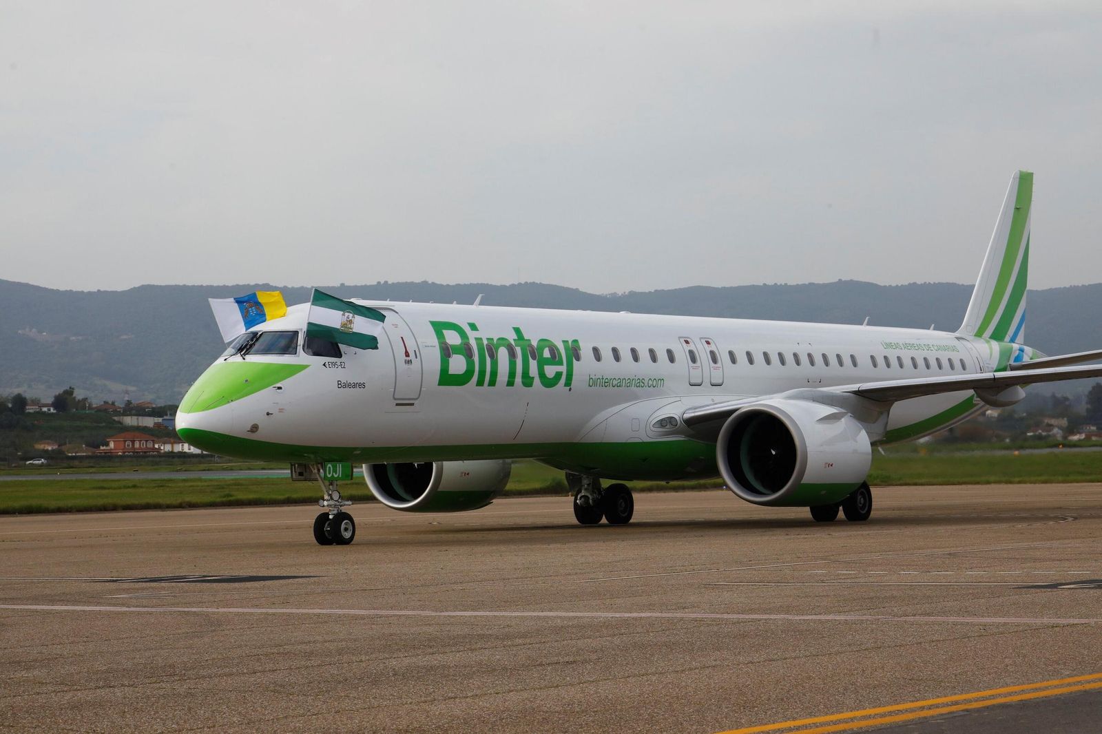Un avión de Binter en el aeropuerto de Córdoba.