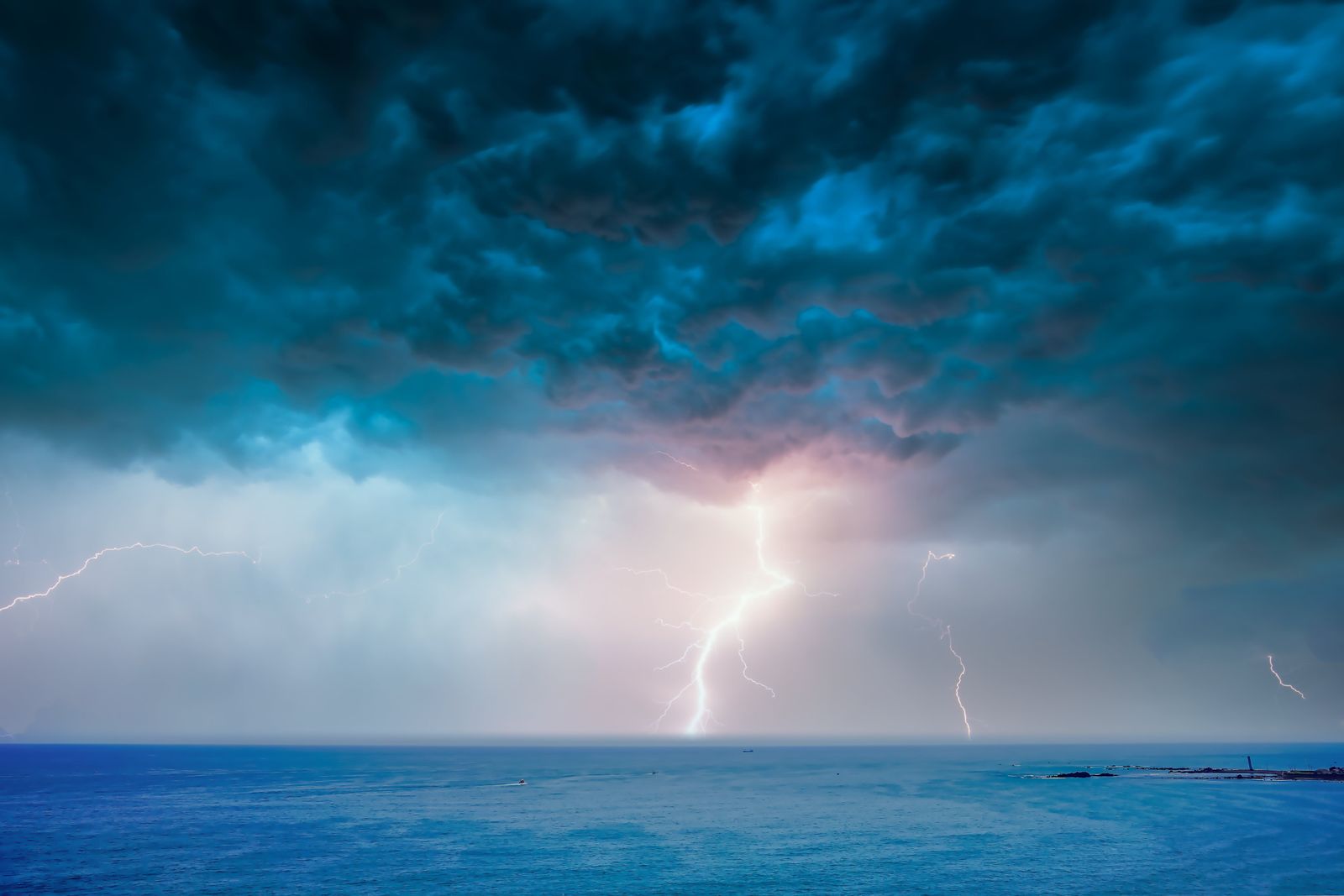 La borrasca que tenemos encima sacude la Península con lluvias y tormentas.