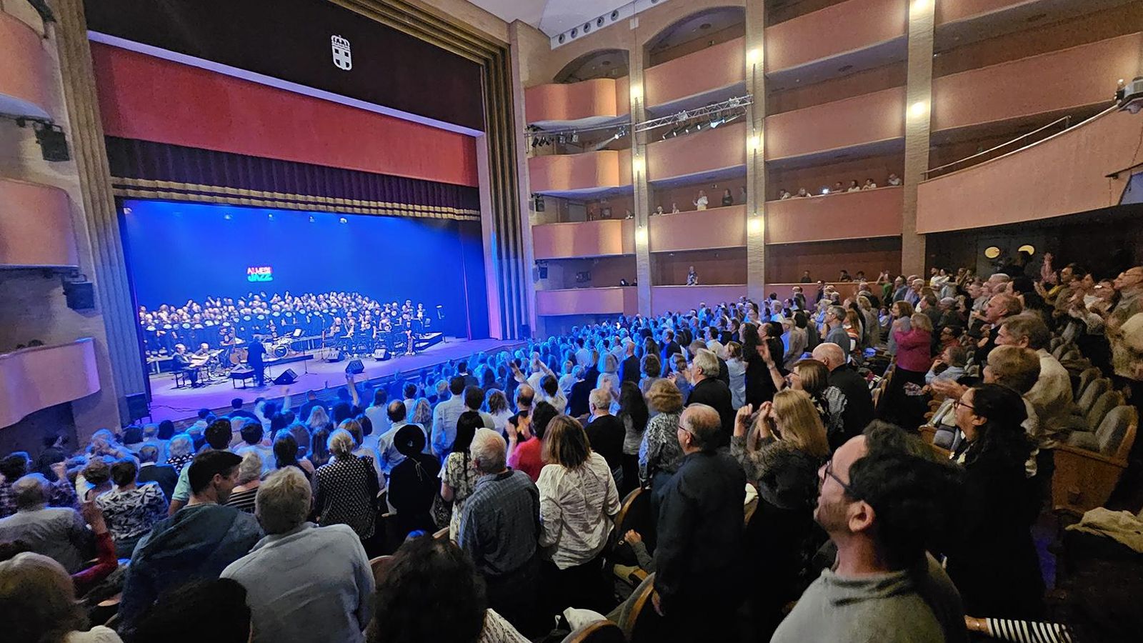 El público puesto en pie en el cierre del Festival de Jazz.